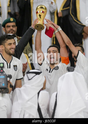 Doha, Qatar. 19 mai, 2017. Xavi (C) d'Al-Sadd célèbre avec ses coéquipiers après avoir remporté la finale de la Coupe de l'Émir du Qatar match de foot à la Khalifa International Stadium de Doha, capitale du Qatar, le 19 mai 2017. Al-Sadd réclamé le titre en battant l'Al-Rayyan avec 2-1. Credit : Nikku/Xinhua/Alamy Live News Banque D'Images