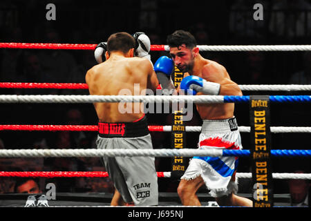 Hambourg, Allemagne. 19 mai, 2017. Rafik Haratjunjan (gauche, Den Bosch, NL) vs. Fatih Keles (droit, Hambourg, Allemagne), l'Europe Titre WBO, Superwelterweight, 10 rondes, remporté par Fatih Keles. Ce événement Boxe 2017, Barclaycard, Hamburg, Allemagne. Credit : Ralf Falbe/Alamy Live News Banque D'Images