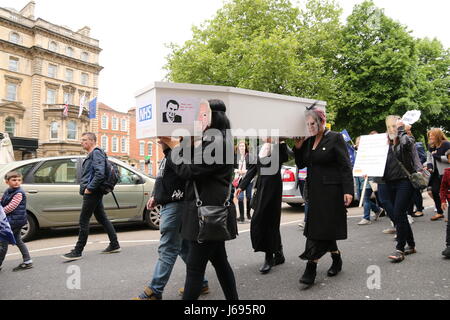 Bristol, Royaume-Uni. 20 mai 2017. Les parents, les enfants et le personnel de l'école se sont rassemblés à Londres pour protester contre le ministère de l'éducation dans le cadre de sa nouvelle formule de financement (NFF) qui voit perdre près de Bristol £33 millions de dollars au cours des prochaines années. Les écoles ont prévenu que Bristol peut perdre près de 1 000 enseignants, et exigera une augmentation de la taille des classes pour faire face aux compressions budgétaires. Paul Hennell/Alamy Live News Banque D'Images