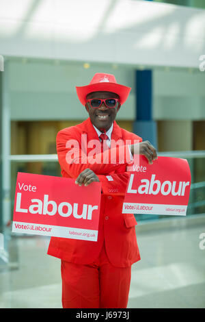 Parti travailliste britannique flamboyant partisan vêtu de rouge lors d'un rassemblement politique au cours de la campagne électorale 2017 Banque D'Images