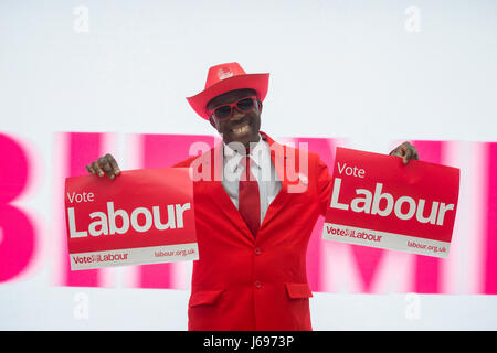 Parti travailliste britannique flamboyant partisan vêtu de rouge lors d'un rassemblement politique au cours de la campagne électorale 2017 Banque D'Images