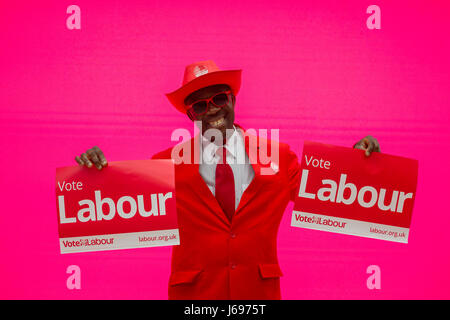 Parti travailliste britannique flamboyant partisan vêtu de rouge lors d'un rassemblement politique au cours de la campagne électorale 2017 Banque D'Images