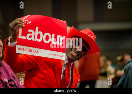 Parti travailliste britannique flamboyant partisan vêtu de rouge lors d'un rassemblement politique au cours de la campagne électorale 2017 Banque D'Images