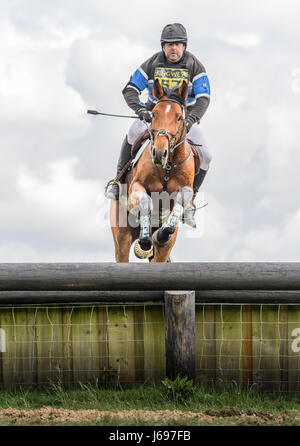 Parc du château de Rockingham, Corby, Angleterre. Samedi 20 mai 2017. Un coureur espagnol et son cheval sauter un obstacle dans le cross-country phase du Rockingham International Horse Trials le samedi 20 mai 2017 dans le parc du château de Rockingham norman à Corby, Angleterre. Credit : miscellany/Alamy Live News Banque D'Images