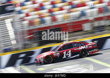 Concord, NC, USA. 19 mai, 2017. 19 mai 2017 - Concord, NC, USA : Clint Bowyer (14) apporte sa voiture de course à l'avant s'étendent au cours de la pratique de l'ouverture de l'équipe Monster Energy à Charlotte Motor Speedway à Concord, NC. Crédit : Chris Owens Asp Inc/ASP/ZUMA/Alamy Fil Live News Banque D'Images