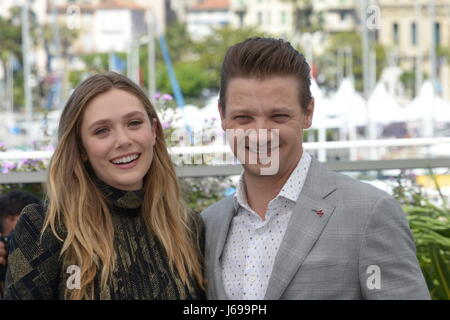 Cannes, France. 20 mai, 2017. ELIZABETH OLSEN acteurs Jeremy Renner et assister à la 'River' photocall annuel lors de la 70e édition du Festival de Cannes au Palais des Festivals. Credit : Frederick Injimbert/ZUMA/Alamy Fil Live News Banque D'Images