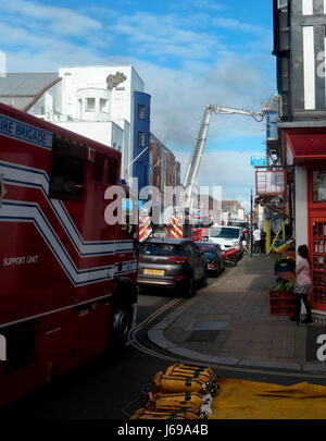 Worthing, Angleterre. 20 mai, 2017. Pompiers lutter contre l'incendie - télévision - West Sussex Fire & Rescue Service pompiers lutter contre un incendie à l'immeuble de trois étages en face de Bingo Gala Rowlands en route aujourd'hui. Photo : Jonathan Eastland/Ajax/Alamy Live News. Banque D'Images