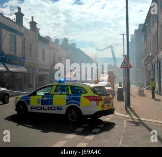 Worthing, Angleterre. 20 mai, 2017. Pompiers lutter contre l'incendie - télévision - West Sussex Fire & Rescue Service pompiers lutter contre un incendie à trois étages en Rowlands route aujourd'hui. Photo : Jonathan Eastland/Ajax/Alamy Live News. Banque D'Images