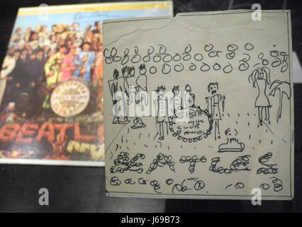 Un croquis fait par le musicien John Lennon des Beatles pour l'album 'Sgt. Pepper's Lonely Hearts Club Band" est en face de la couverture de l'album au Hard Rock Café de New York, USA, 15 mai 2017. Maison d'enchères Julien's met en place de nous des souvenirs de l'histoire de la musique pour vente aux enchères le 20 mai 2017. Photo : Johannes Schmitt-Tegge/dpa Banque D'Images