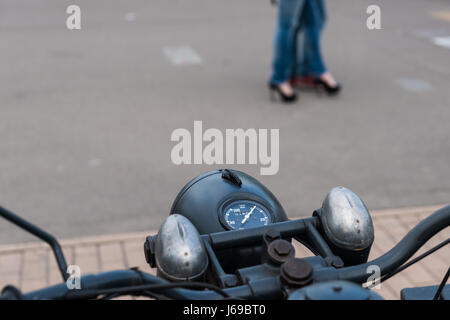 La Russie, Moscou. Samedi 20 Mai, 2017. Une exposition de voitures anciennes et des motos est en cours dans le parc d'attractions de Sokolniki. Environ 200 voitures et vélos sont exposés à l'air libre, y compris de nombreux véhicules automobiles et soviétique à partir de la Suède, l'Allemagne, les Etats-Unis, le Japon et les autres pays du monde. Beaucoup de personnes visitent l'exposition en dépit de l'outcast jour. D'un projecteur et d'un cycle moteur vintage femme méconnaissable les jambes à l'arrière-plan. Crédit : Alex's Pictures/Alamy Live News Banque D'Images