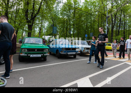 La Russie, Moscou. Samedi 20 Mai, 2017. Une exposition de voitures anciennes et des motos est en cours dans le parc d'attractions de Sokolniki. Environ 200 voitures et vélos sont exposés à l'air libre, y compris de nombreux véhicules automobiles et soviétique à partir de la Suède, l'Allemagne, les Etats-Unis, le Japon et les autres pays du monde. Beaucoup de personnes visitent l'exposition en dépit de l'outcast jour. L'ère soviétique (muscovite) Moskvich Moscou par voiture voiture Moskvich usine. 1950-70populaire dans th. L'usine a fait faillite en 2006. Crédit : Alex's Pictures/Alamy Live News Banque D'Images