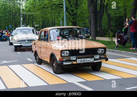 La Russie, Moscou. Samedi 20 Mai, 2017. Une exposition de voitures anciennes et des motos est en cours dans le parc d'attractions de Sokolniki. Environ 200 voitures et vélos sont exposés à l'air libre, y compris de nombreux véhicules automobiles et soviétique à partir de la Suède, l'Allemagne, les Etats-Unis, le Japon et les autres pays du monde. Beaucoup de personnes visitent l'exposition en dépit de l'outcast jour. L'ère soviétique (muscovite) Moskvich Moscou par voiture voiture Moskvich usine. 1950-70populaire dans th. L'usine a fait faillite en 2006. Crédit : Alex's Pictures/Alamy Live News Banque D'Images