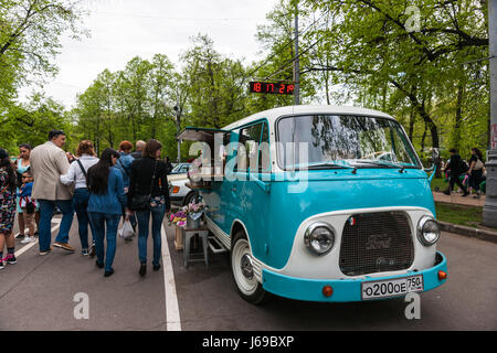 La Russie, Moscou. Samedi 20 Mai, 2017. Une exposition de voitures anciennes et des motos est en cours dans le parc d'attractions de Sokolniki. Environ 200 voitures et vélos sont exposés à l'air libre, y compris de nombreux véhicules automobiles et soviétique à partir de la Suède, l'Allemagne, les Etats-Unis, le Japon et les autres pays du monde. Beaucoup de personnes visitent l'exposition en dépit de l'outcast jour. Snack-bar dans une ancienne mini-bus Ford voiture. Crédit : Alex's Pictures/Alamy Live News Banque D'Images