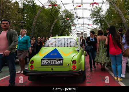 La Russie, Moscou. Samedi 20 Mai, 2017. Une exposition de voitures anciennes et des motos est en cours dans le parc d'attractions de Sokolniki. Environ 200 voitures et vélos sont exposés à l'air libre, y compris de nombreux véhicules automobiles et soviétique à partir de la Suède, l'Allemagne, les Etats-Unis, le Japon et les autres pays du monde. Beaucoup de personnes visitent l'exposition en dépit de l'outcast jour. Rétro vert voiture SAAB se déplace le long de l'allée du parc de l'exposition. Crédit : Alex's Pictures/Alamy Live News Banque D'Images