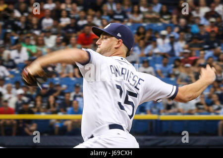 Saint Petersburg, Florida, USA. 20 mai, 2017. Vous VRAGOVIC | fois.Rays de Tampa Bay le lanceur partant Matt Andriese (35) dans la première manche du match entre les Rays de Tampa Bay et les Yankees de New York au Tropicana Field à Saint-Pétersbourg, en Floride, le samedi 20 mai, 2017. Credit : Vragovic/Tampa Bay Times/ZUMA/Alamy Fil Live News Banque D'Images