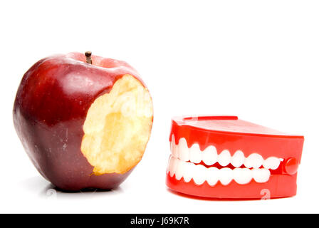 Aliment alimentaire fruits dents mordent la nutrition nouveauté faux rire rire apple snaky Banque D'Images