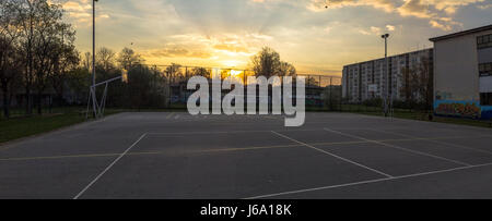 Le lever du soleil sur un terrain de basket-ball Banque D'Images