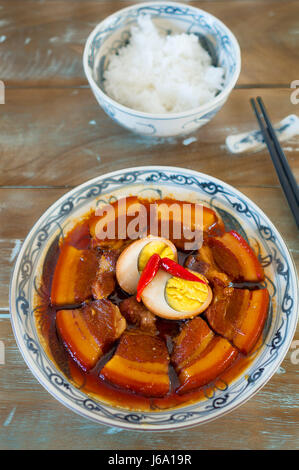 Côtelettes de porc vietnamien dans l'eau de noix de coco avec du riz pour le déjeuner Banque D'Images