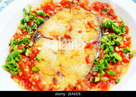 Braisé de maquereau à la sauce tomate et l'oignon Banque D'Images