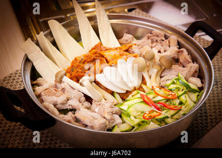 Hot Pot coréen de porc aux champignons, kim chi et concombre Banque D'Images