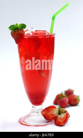 Verre de thé à la fraise avec feuille de menthe sur fond blanc Banque D'Images