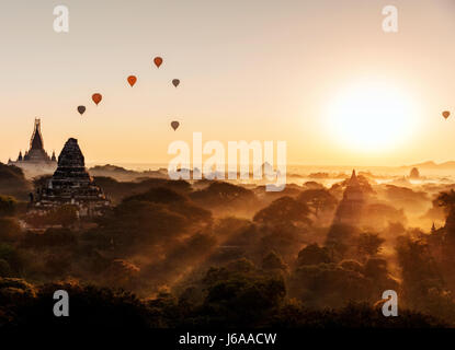 Stock Photo - ballons sur les temples de Bagan à l'aube, le Myanmar (Birmanie Banque D'Images