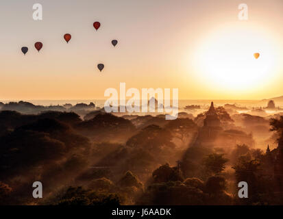 Stock Photo - ballons sur les temples de Bagan à l'aube, le Myanmar (Birmanie Banque D'Images