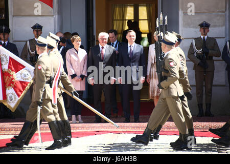 Le Président Duda a salué le Président allemand Frank-Walter Steinmeier et la Première Dame Elke Büdenbender avec cérémonie militaire au palais présidentiel pour inauguration à Varsovie. (Photo : Jakob Ratz/Pacific Press) Banque D'Images