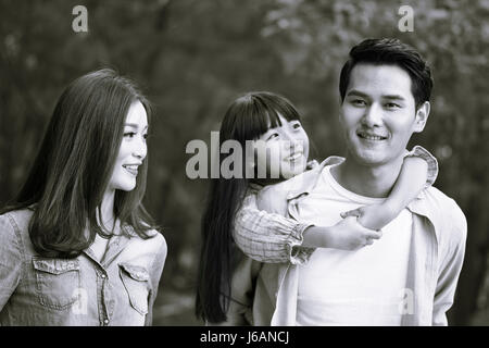 Young Asian family walking profiter de la nature, noir et blanc. Banque D'Images