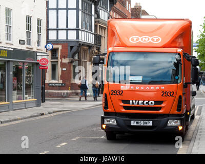 TNT Express camion stationné dans la rue ou la collecte, l'entreprise de livraison de FedEx partie Banque D'Images