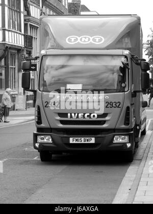 TNT Express camion stationné dans la rue ou la collecte, l'entreprise de livraison de FedEx partie Banque D'Images