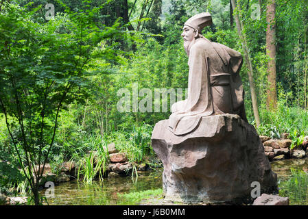 Meishan, province du Sichuan, Chine - Apr 30, 2017 : le poète Su Shi sculpture en Meishan Banque D'Images