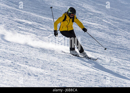 Bansko, Bulgarie - Janvier 15,2017;un skieur sur une des pistes de la célèbre station de ski bulgare Bansko.Il est situé sur la montagne Pirin Banque D'Images