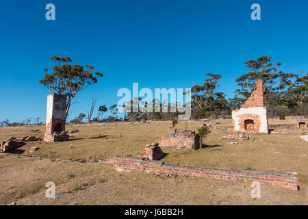 Des immeubles en ruines sont tout ce qui reste de l'ancien convict colony sur Maria Island, au large de la côte Est de la Tasmanie, en Australie. Maintenant un parc national. Banque D'Images