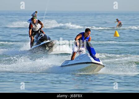 Équitation hommes jet ski, Marbella, Province de Malaga, Andalousie, Espagne, Europe de l'Ouest. Banque D'Images