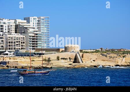 Vue de Fort Tigne avec des bâtiments modernes à l'arrière vu de La Valette, Sliema, Malte, l'Europe. Banque D'Images