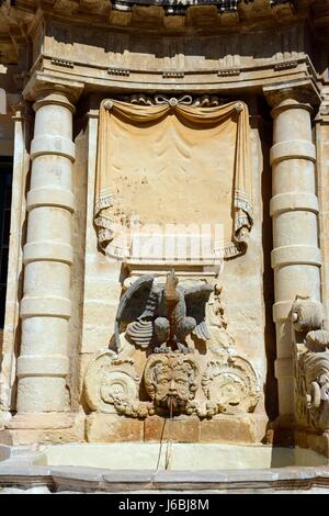 Sculpture et fontaine d'eau potable sur l'avant du bâtiment principal Garde côtière à St Georges Square, La Valette, Malte, Europe. Banque D'Images