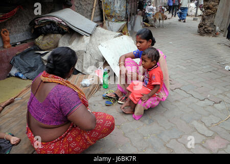 La famille sans-abri vivant dans les rues de Kolkata, en Inde le 11 février 2016. Banque D'Images