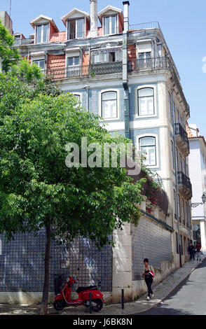 Grande maison, probablement sous-divisée en appartements, dans le quartier de l'université de Lisbonne, Portugal, couverts en bleu et blanc carreaux décoratifs, Banque D'Images