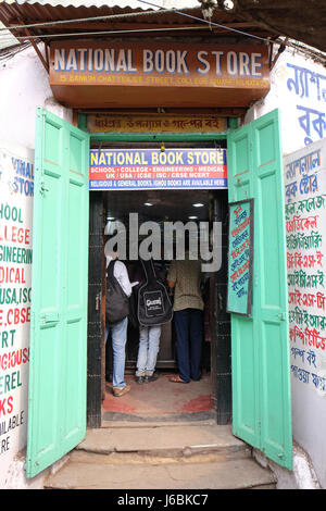 Les étudiants à emprunter des livres marché du livre de la rue College à Kolkata, en Inde le 11 février 2016. Banque D'Images