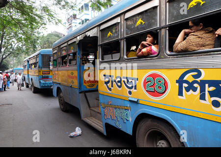 Les populations en mouvement viennent dans le bus colorés à Kolkata, en Inde le 11 février 2016. Banque D'Images