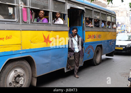 Les populations en mouvement viennent dans le bus colorés à Kolkata, en Inde le 11 février 2016. Banque D'Images