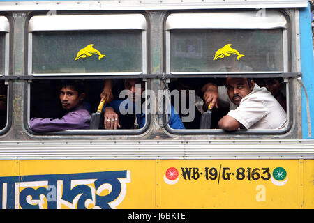 Les populations en mouvement viennent dans le bus colorés à Kolkata, en Inde le 11 février 2016. Banque D'Images