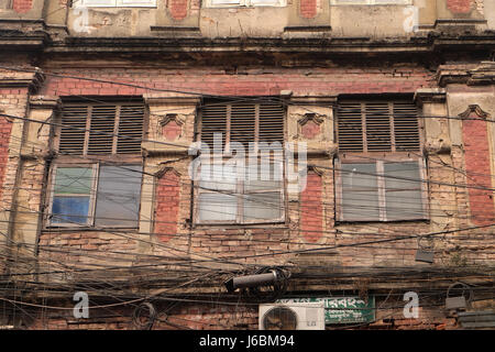 Le chaos de câbles et fils électriques dans la région de Kolkata. Banque D'Images