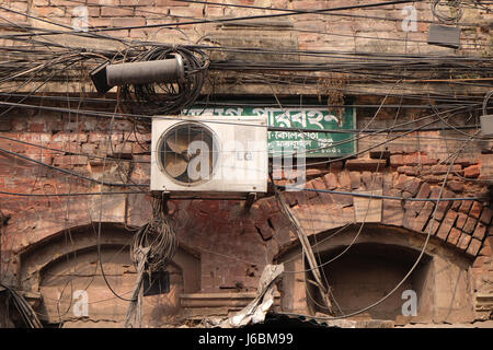 Le chaos de câbles et fils électriques dans la région de Kolkata. Banque D'Images