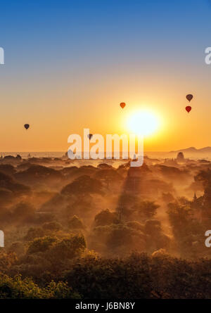 Stock Photo - ballons sur les temples de Bagan à l'aube, le Myanmar (Birmanie Banque D'Images