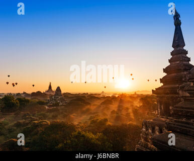 Stock Photo - ballons sur les temples de Bagan à l'aube, le Myanmar (Birmanie Banque D'Images