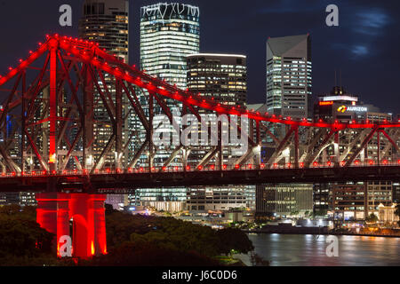 Story Bridge éclairés après la tombée de la nuit, Brisbane, Queensland, Australie. Banque D'Images