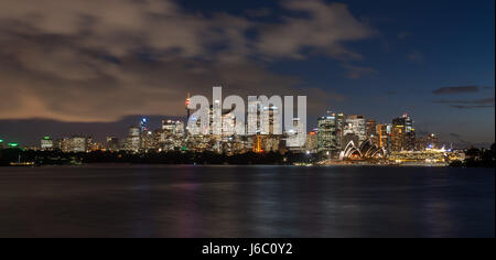 Sydney City skyline après la tombée de la nuit. NSW, Australie. Banque D'Images
