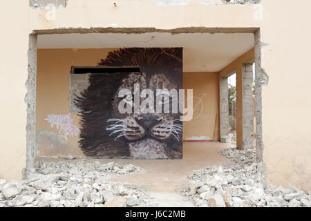 Image Lion sur un bâtiment abandonné par un artiste de rue locaux Banque D'Images